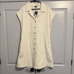 Universal Thread Women's Cream Button-Down Shirt